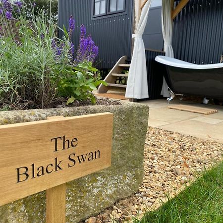 The Black Swan Shepherd Hut Ketton Eksteriør bilde