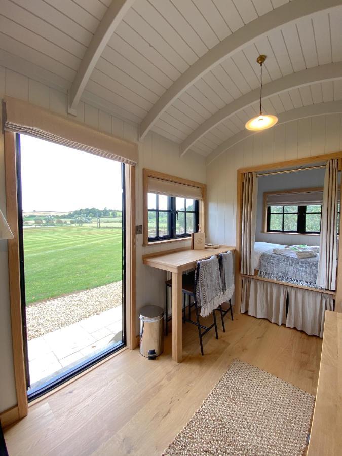 The Black Swan Shepherd Hut Ketton Eksteriør bilde